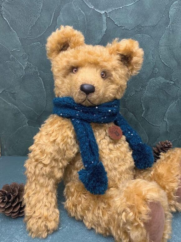 Sampaa seated in a midnight-blue scarf