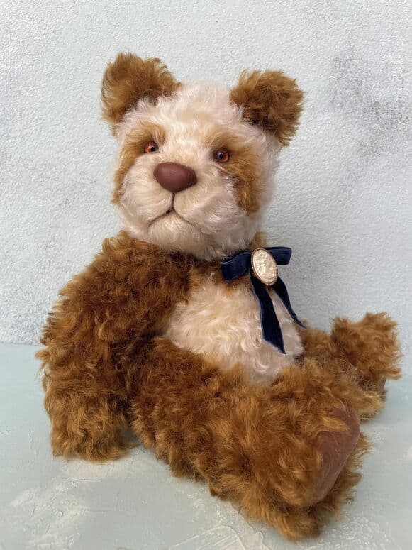Full-body view of Toto, view 2