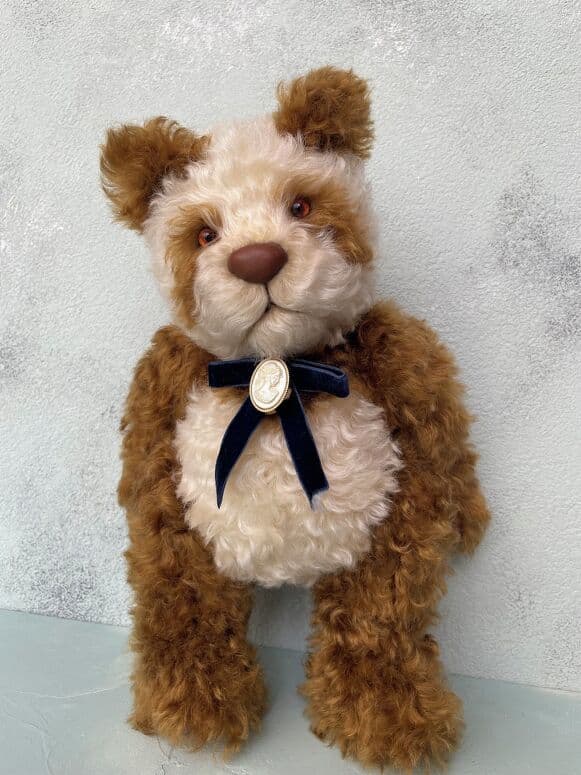 Full-body view of Toto, view 3