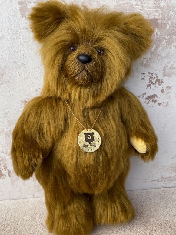Full-body view of Tobias, view 3