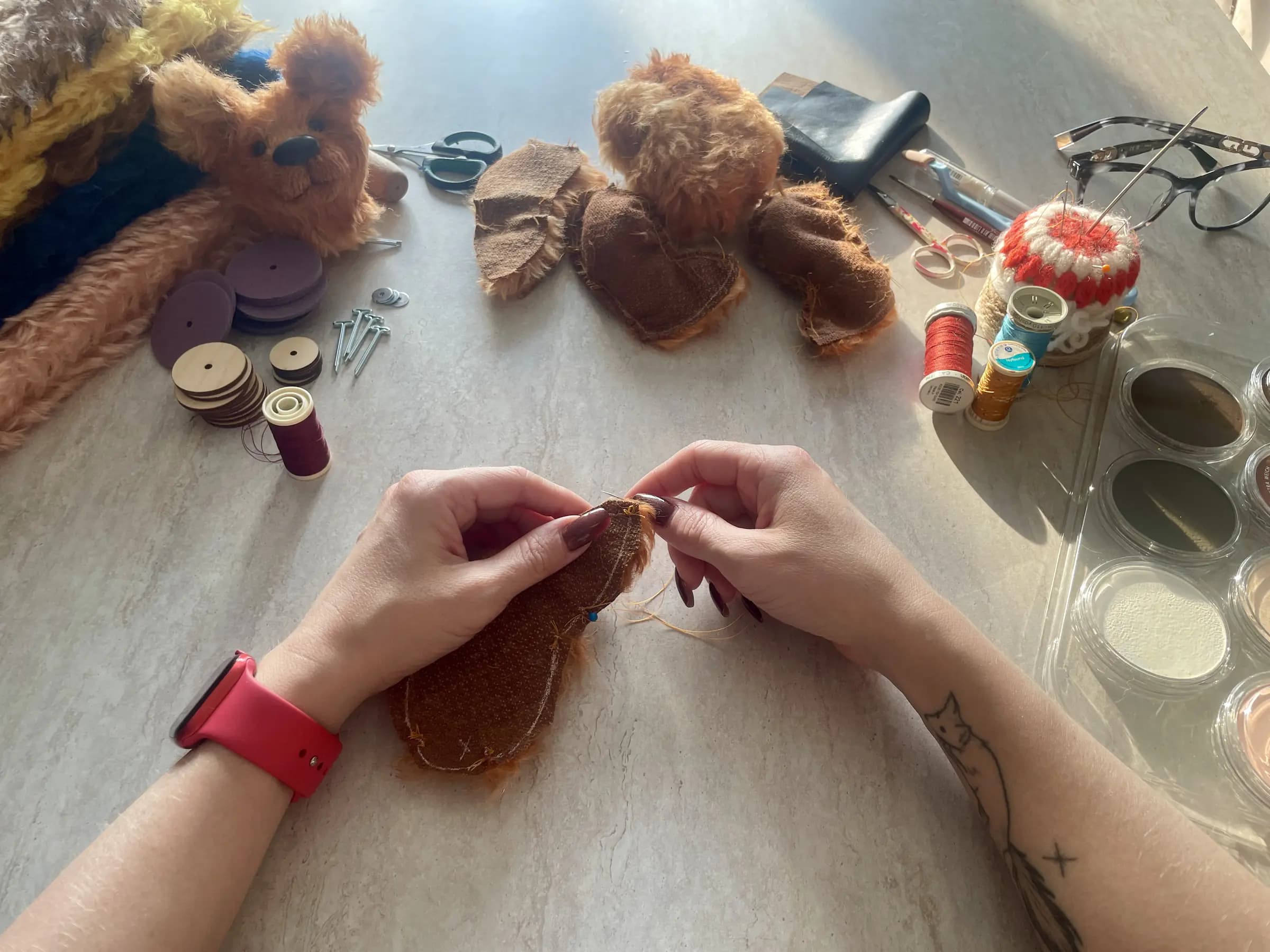 Inga working by hand in the LEGENTEDDY studio